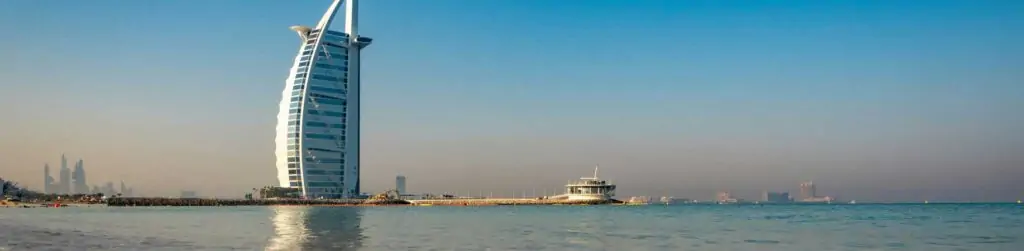 ბურჯ-ალ-არაბი ზღვის ნაპირზე დუბაის სილუეტის ფონზე