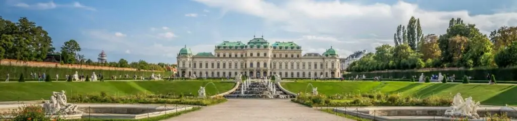 შენბრუნის სასახლე ბაღებით, ფონტანებით და ქანდაკებებით ცისფერი ცით