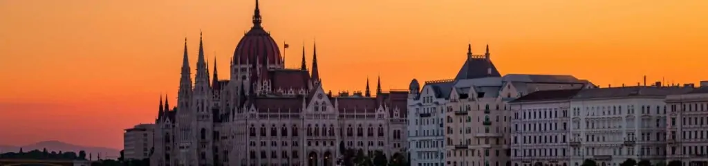 ბუდაპეშტის შენობები კლასიკური არქიტექტურითა და ღრუბლიანი ცის ფონზე