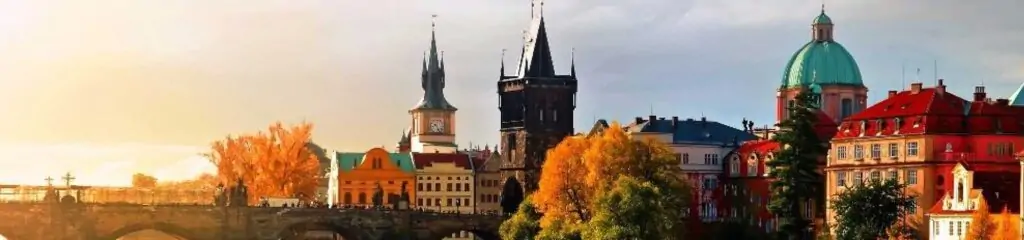 პრაღის პანორამული ხედი - ძველი ქალაქი, ხიდი და ყვითელი ფოთლები