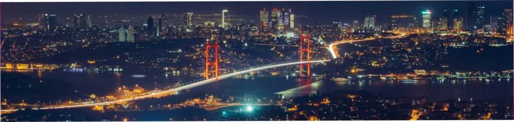 სტამბოლის ღამის ხედი და განათებული ბოსფორის ხიდი – ევროპა და აზია ერთ ქალაქში