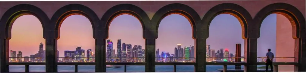 დოჰას პანორამული ხედი ისლამური მუზეუმის თაღებიდან – კატარის დედაქალაქი მზის ჩასვლისას