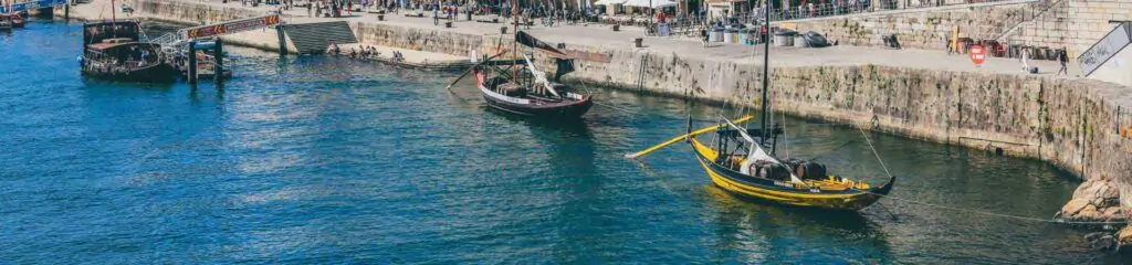 პორტუგალიის ტრადიციული ნავები სანაპიროზე – ზღვისპირა ქალაქის ატმოსფერო